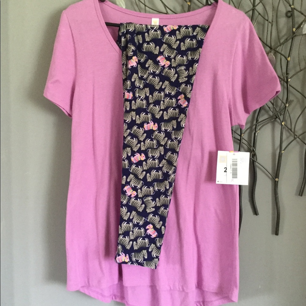 LuLaRoe outfit. Classic T w/ OS Leggings